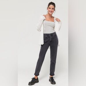 BDG High-Waisted MomJean – Washed Black